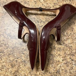 Manolo Blahnik, Burgundy, 8 1/2, heel 3 1/2 inch. Slight imperfection left heel
